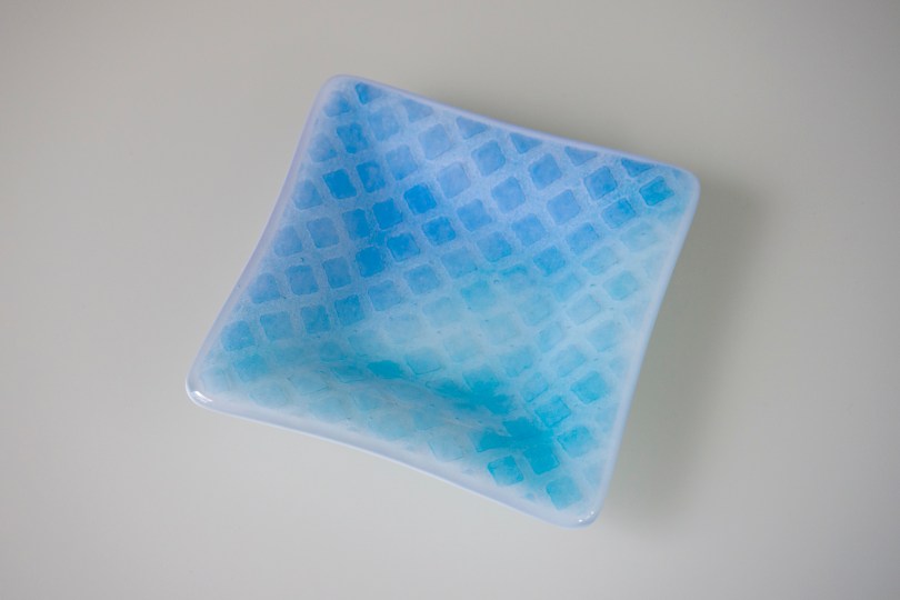Blue powdered square plate